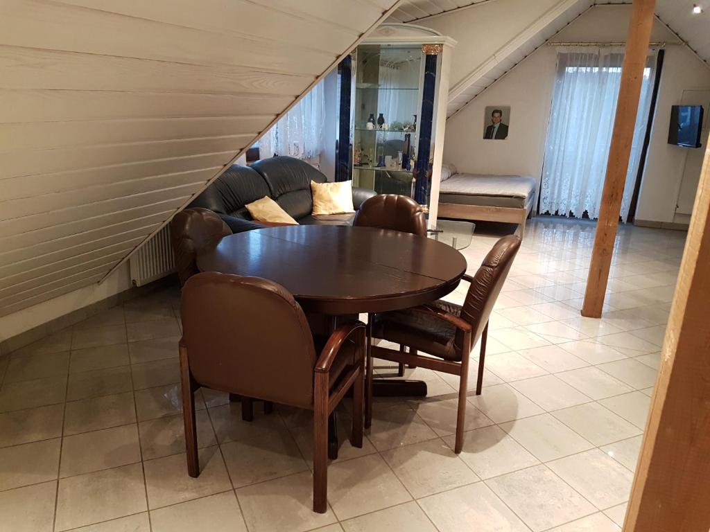 Gino s Ferienwohnung Ensinger str16 Wohnung Im Dachdeschoss, 75428 Illingen