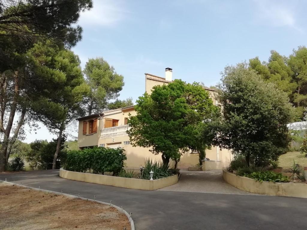 Appartement Gîte dans villa provençale sous les pins 87 Chemin de la Roquette 84100 Uchaux