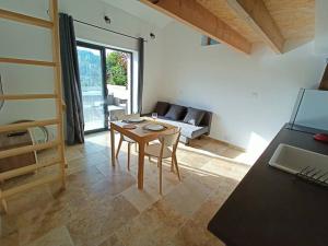 Appartement Gîte de charme avec jacuzzi face au Mont Ventoux 221 Route du Village 84110 Crestet Provence-Alpes-Côte d\'Azur