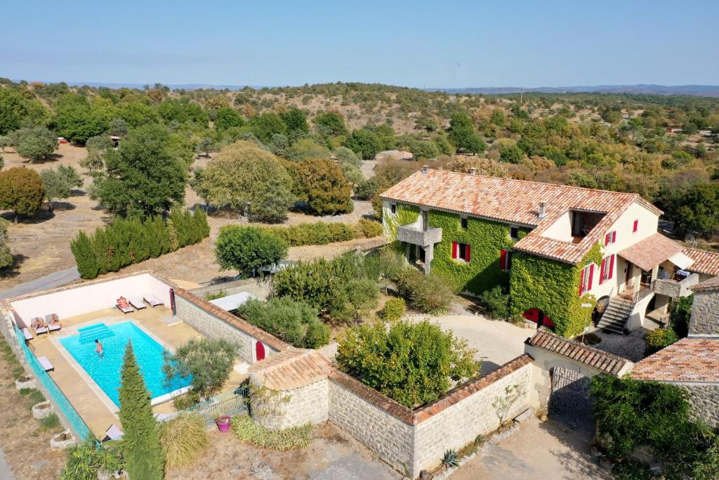 Appartement Gite de charme le POUSTA dans Mas 18ème rénové, piscine chauffée, au calme Le Mas des Grads de Perret 267 Route des Grads 07260 Joyeuse