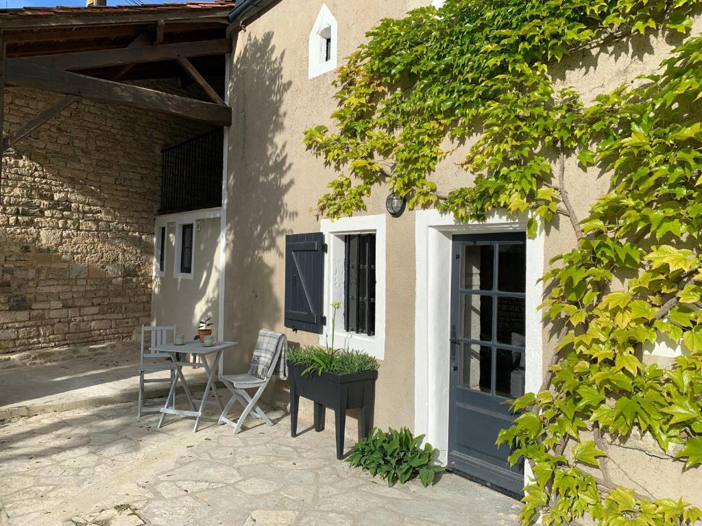 Gîte des Abeilles - Cosy, Rural & Tranquil with Shared Pool Rue du Grand Puits, 17510 Chives