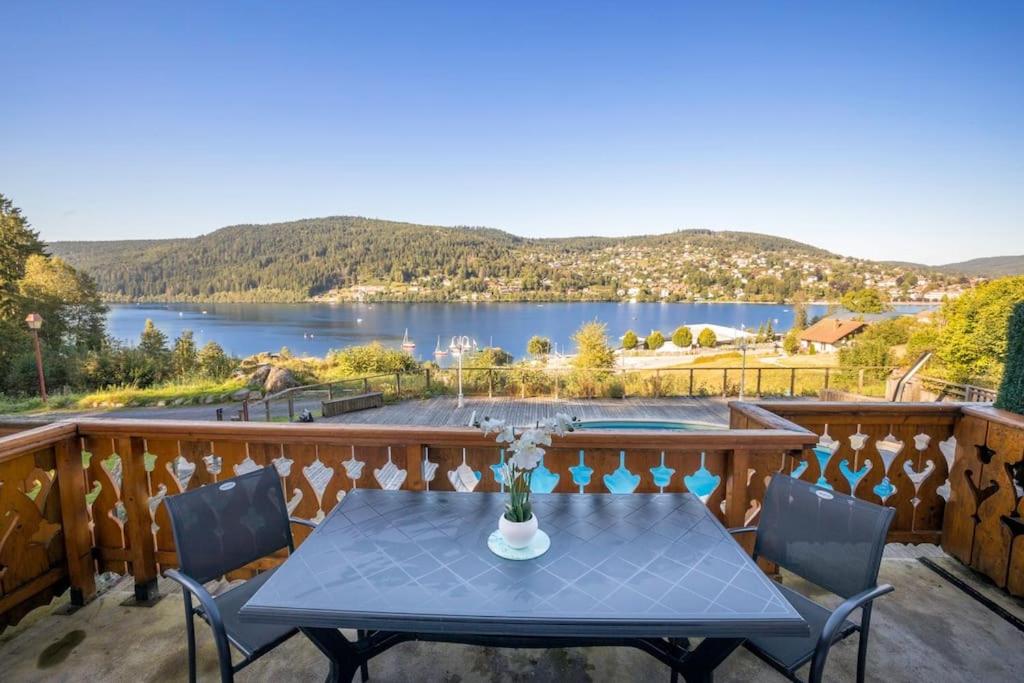 Appartement Gîte du Lac-Gérardmer. Duplex vue lac 180° Piscine 26 Faubourg de Ramberchamp 88400 Gérardmer