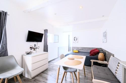 gite du stade Le cottage studio sur cour parking piscine