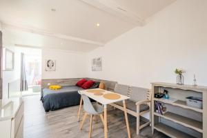 gite du stade Le cottage studio sur cour parking piscine