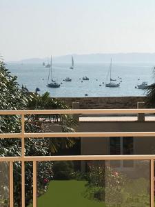 Appartement GÎte indépendant dans une villa -Vue et accès direct mer - avec 3 chambres et 3 grandes terrasses 1er etage 62 Rue Ernest Renan 22700 Perros-Guirec Bretagne