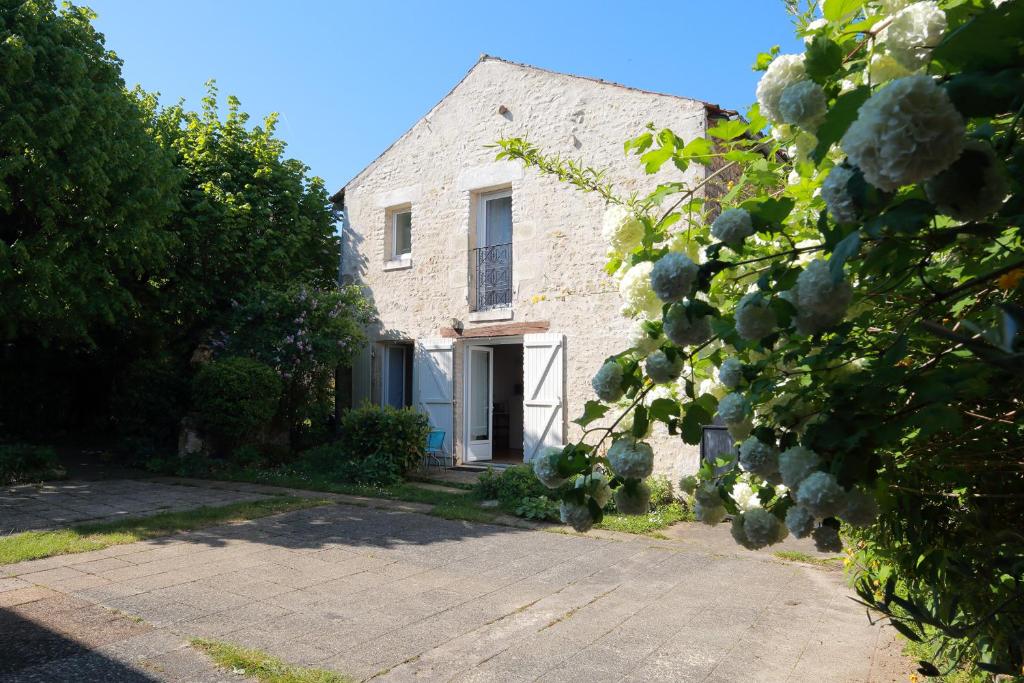 Appartement Gîte La Loge des Fées 12 Place Robert Gerbier 86190 Latillé