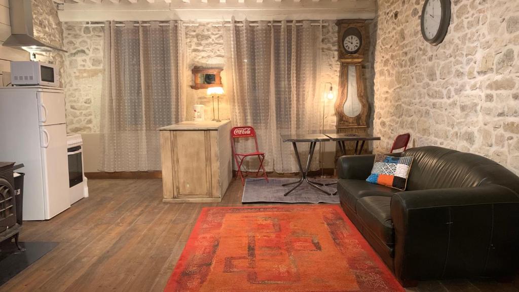 Appartement Gîte - Le Loft du Coq Blanc Place du Château 71300 Mont-Saint-Vincent