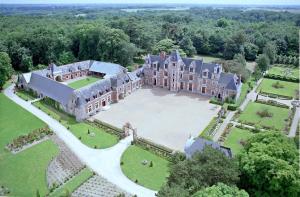GITE LOFT DE 15 PERSONNES AU CHATEAU DE JALLANGES VOUVRAY