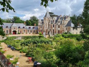 GITE LOFT DE 15 PERSONNES AU CHATEAU DE JALLANGES VOUVRAY