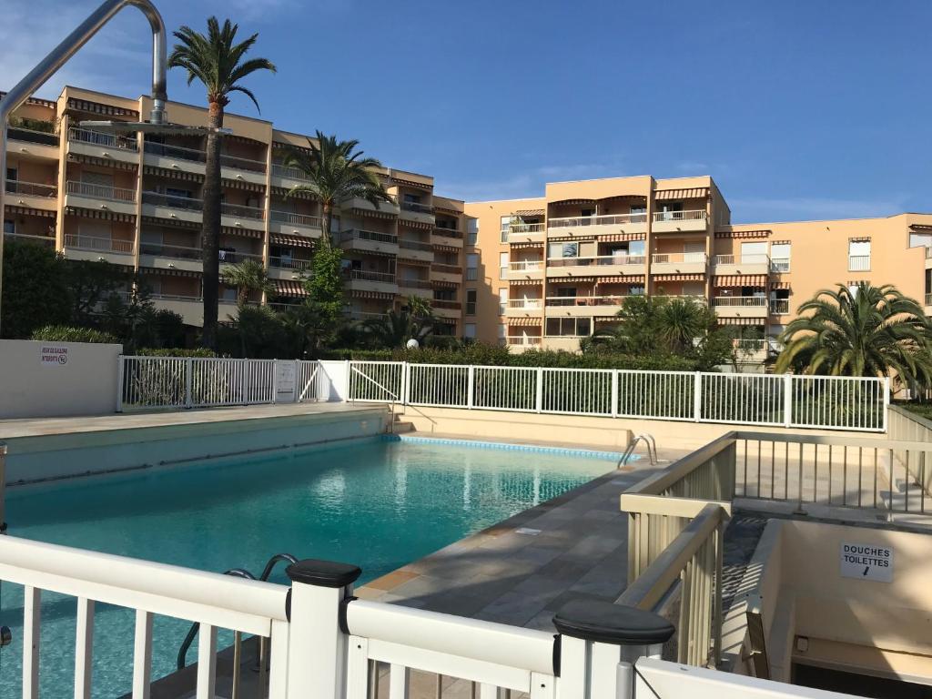 Appartement Golfe Juan, quiet apartment with pool, near the beach 279 Avenue Georges Pompidou 06220 Vallauris