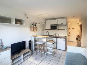 GOLFE JUAN Studio dans résidence avec piscine