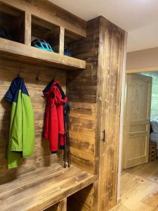 Gorgeous 2 bedroom, 2 full bath, ski in apartment!