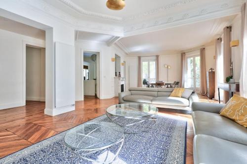 Gorgeous apartment next to the Champs-Elysées