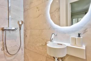 Gorgeous apartment next to the Champs-Elysées