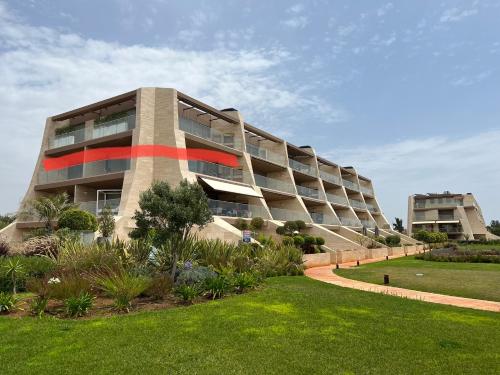 Gorgeous apartment with pools and golf court view