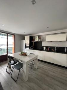 Gorgeous Apt With Balcony And Sea View