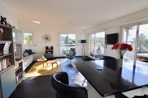 Gorgeous one-bedroom apartment with terrace and sea view -StayInAntibes- Bijou Plage