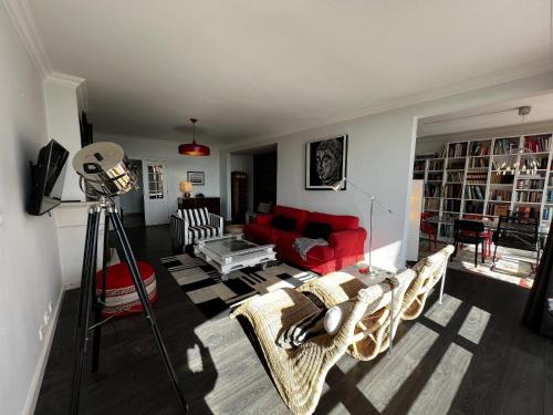 Gracious apartment in condo with pool, Cascais