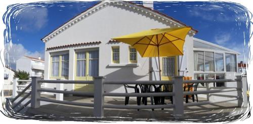 Grand appartement à l'étage d'une villa petite vue mer