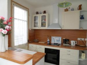 Grand appartement à l'étage d'une villa petite vue mer