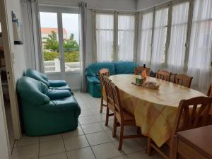 Grand appartement à l'étage d'une villa petite vue mer