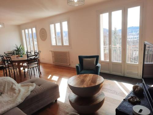 Grand appartement calme /2 chambres/Parking/balcons