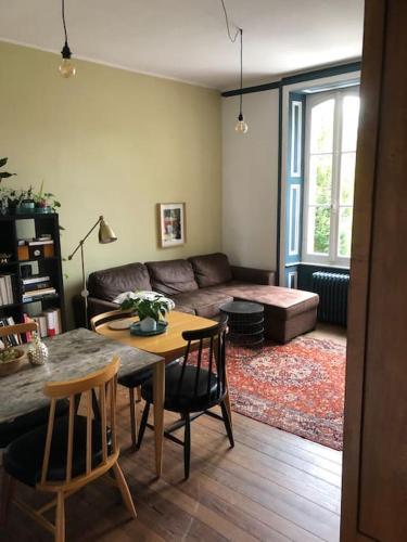 Grand appartement dans Belle maison avec un jardin