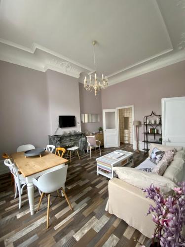 GRAND APPARTEMENT DE STYLE HAUSSMANNIEN