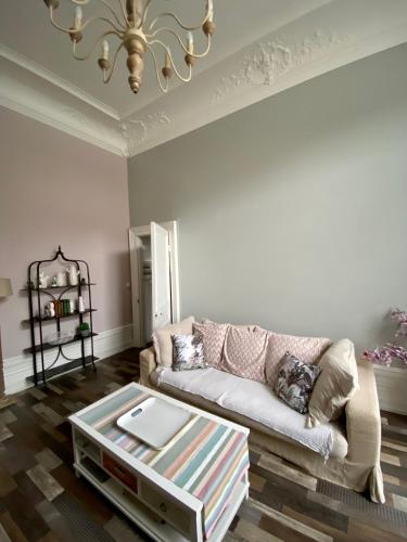 GRAND APPARTEMENT DE STYLE HAUSSMANNIEN