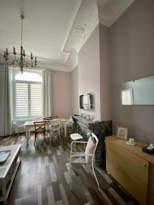 GRAND APPARTEMENT DE STYLE HAUSSMANNIEN
