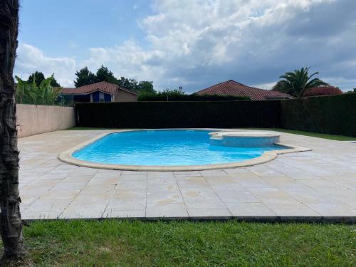Grand appartement en résidence calme avec piscine