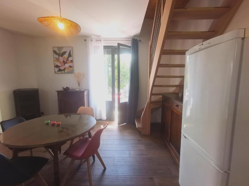 Grand appartement F2 rénové, à l'étage d'une maison individuelle. 104 Avenue de Saint-Simond, 73100 Aix-les-Bains