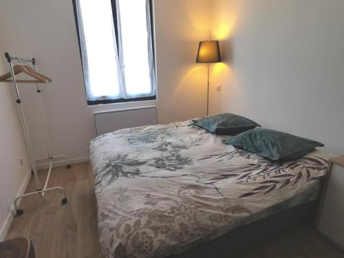 Grand appartement F2 rénové, à l'étage d'une maison individuelle.