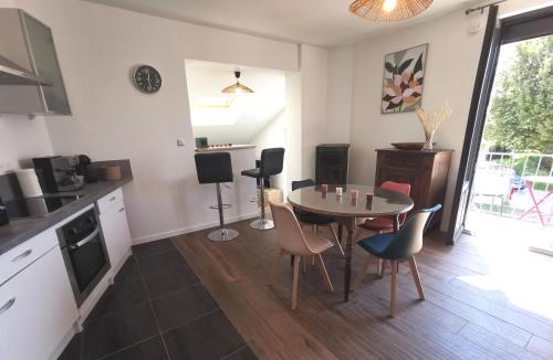 Grand appartement F2 rénové, à l'étage d'une maison individuelle.