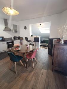 Grand appartement F2 rénové, à l'étage d'une maison individuelle.