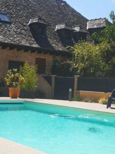 Grand appartement indépendant dans maison de caractère avec piscine et pool house partagés Proche Centre ville Parking privé