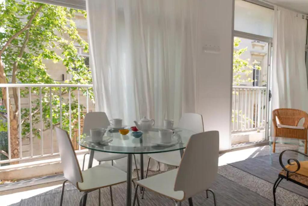 Appartement GRAND APPARTEMENT LUMINEUX POUR 2 à 4 PERSONNES A AVIGNON INTRA-MUROS WiFI GRATUIT 9 Avenue Maréchal de Lattre de Tassigny 84000 Avignon