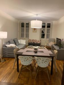 Appartement Grand appartement tout confort en plein coeur d'Arbois Gite de la Reine Jeanne - escaliers gauche Etage 2 5 Rue de Bourgogne 39600 Arbois Franche-Comté
