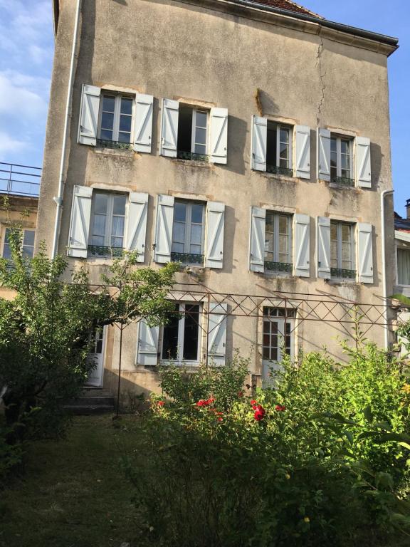 Appartement Grand appartement tout confort en plein coeur d'Arbois Gite de la Reine Jeanne - escaliers gauche Etage 2 5 Rue de Bourgogne 39600 Arbois
