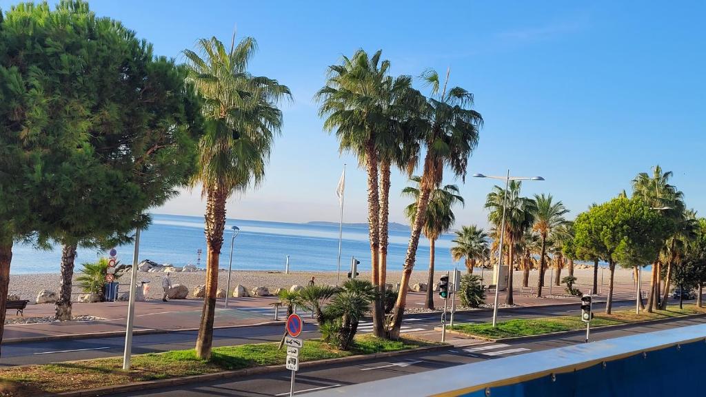 GRAND LARGE Méditerranée Caravelle 2 7 Promenade de la Plage, 06800 Cagnes-sur-Mer
