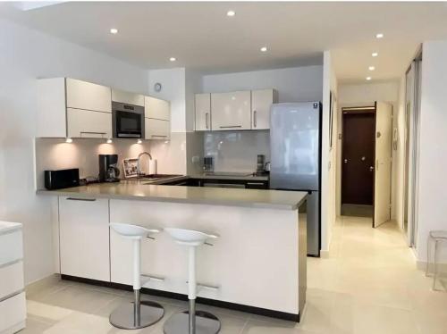 Grand studio-2 personnes-Antibes-Piscine-terrasse