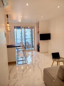 Appartement Grand studio 4**** 4èe étage 49 Rue Bricka 06160 Antibes Provence-Alpes-Côte d\'Azur