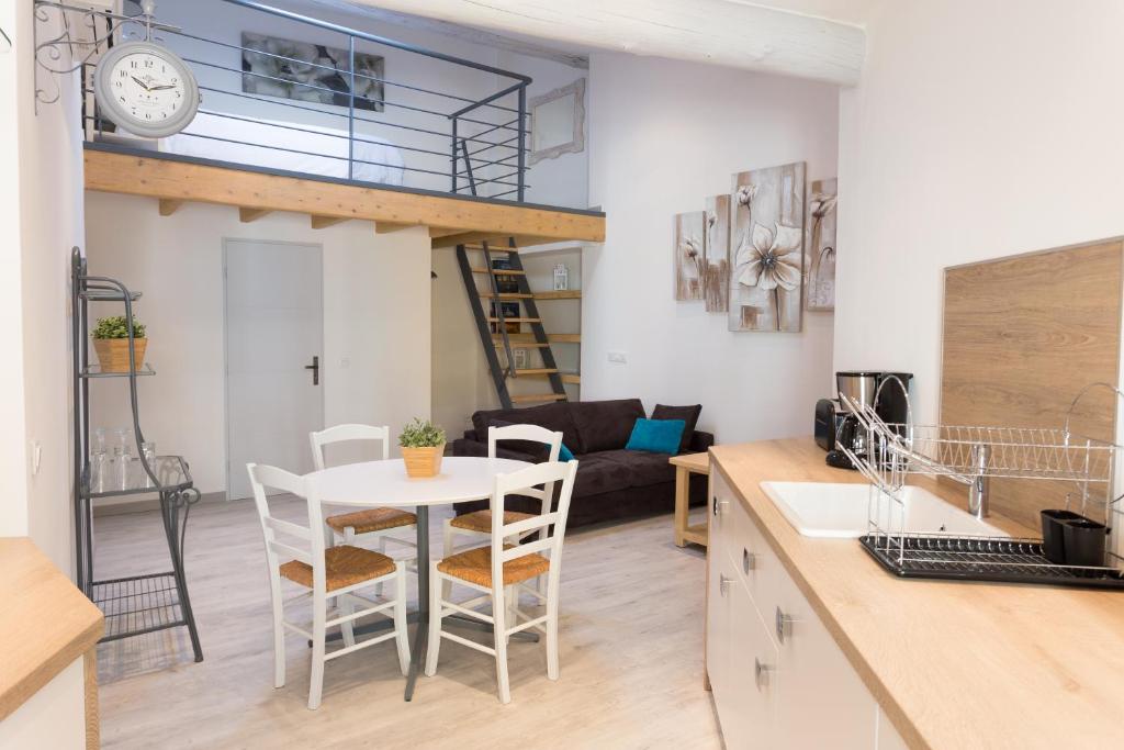 Appartement Grand studio à la nuitée 64 rue de la republique 84800 LʼIsle-sur-la-Sorgue