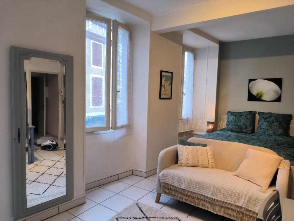 Appartement Grand studio centre ville . 25 Rue du Maréchal Foch 65200 Bagnères-de-Bigorre