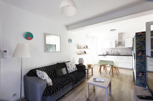 Grand studio climatisé avec terrasse, plage 10 Mn