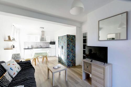 Grand studio climatisé avec terrasse, plage 10 Mn