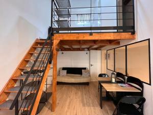Grand studio contemporain avec mezzanine