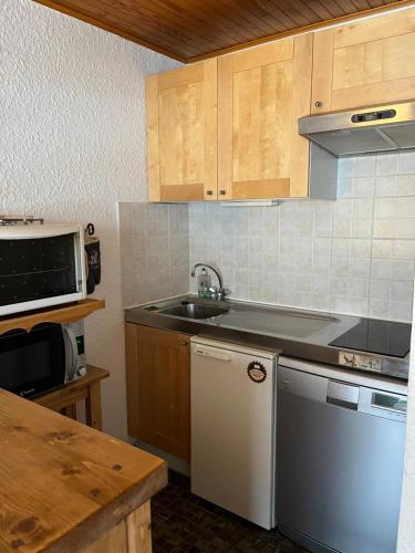 Grand studio de 36m2 avec alcôve, situé au centre.