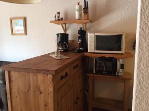Grand studio de 36m2 avec alcôve, situé au centre.