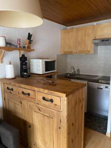 Grand studio de 36m2 avec alcôve, situé au centre.